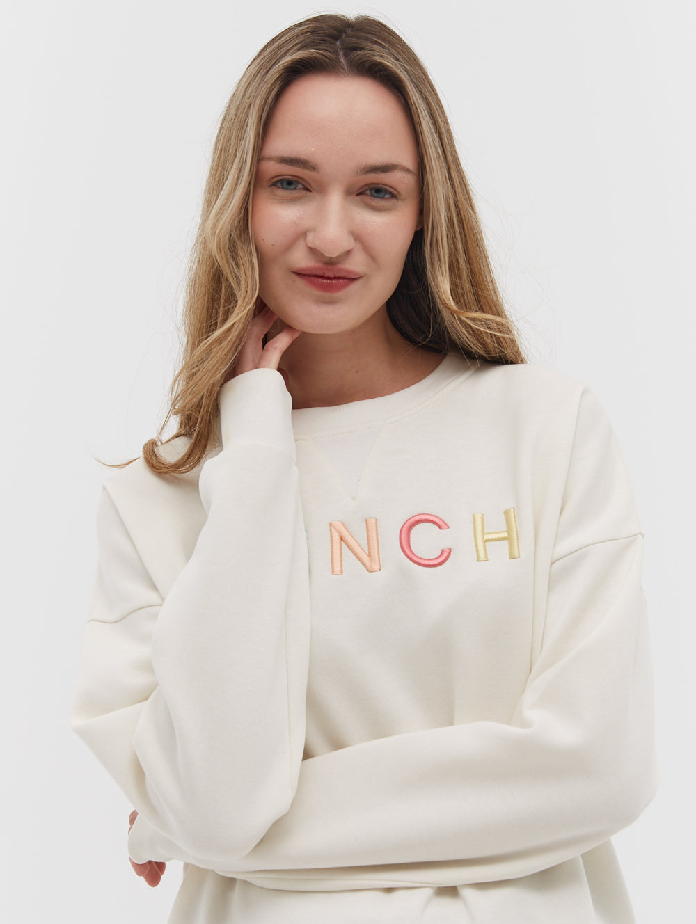 Daijah Chest Logo Crewneck - BN4E128361